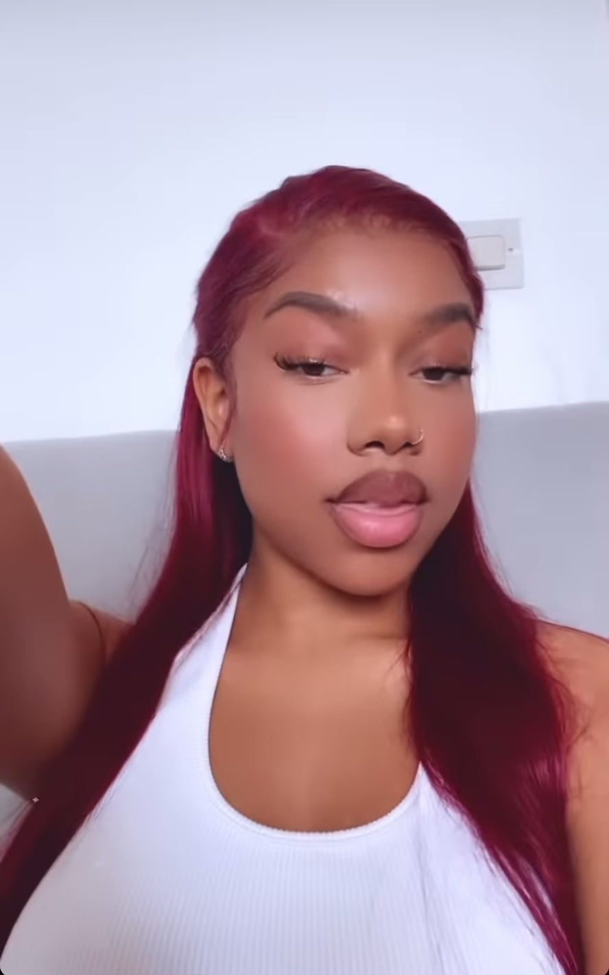 Perruque Maee - Cheveux Lisse Bordeaux / Maee Wig - Straight Hair Burgundy