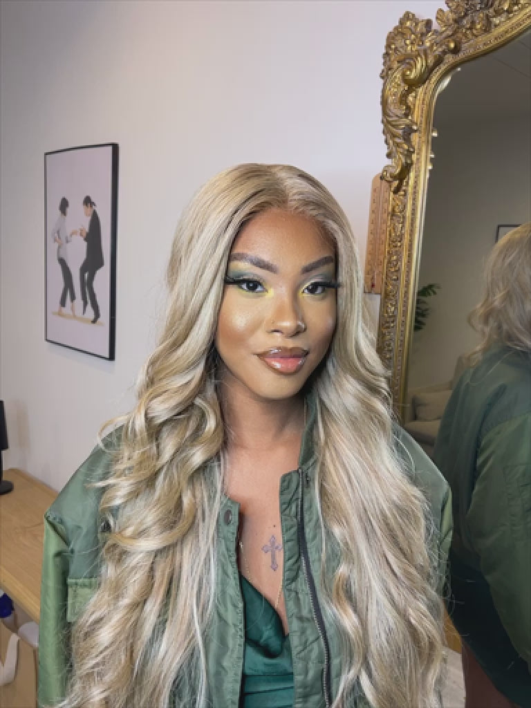 Perruque Ilona - Cheveux Blond Cendré Semi Naturelle / Ilona Wig - Semi Natural Wig