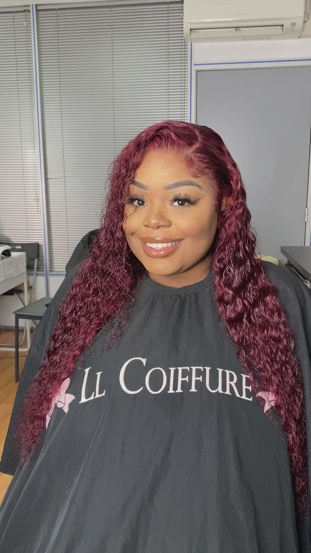 Perruque Melissa - Cheveux Bouclés Bordeaux / Melissa Wig - Curly Hair Burgundy