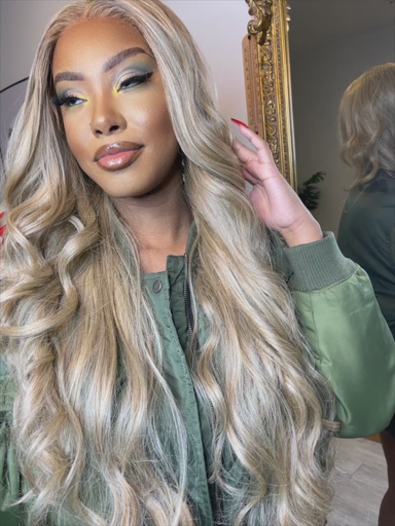 Perruque Ilona - Cheveux Blond Cendré Semi Naturelle / Ilona Wig - Semi Natural Wig